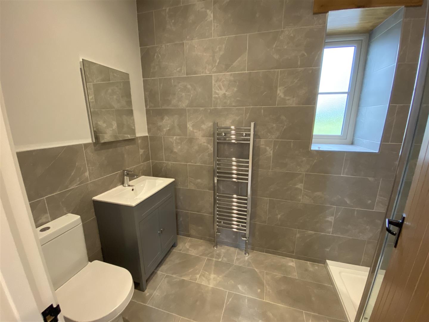 EN SUITE SHOWER ROOM